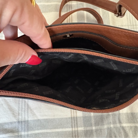 Roots Tan Leather Crossbody Bag - Picture 5 of 12